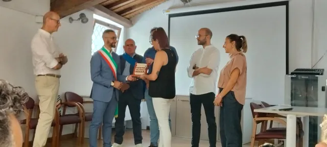 La consegna di un omaggio nel corso dell’incontro.