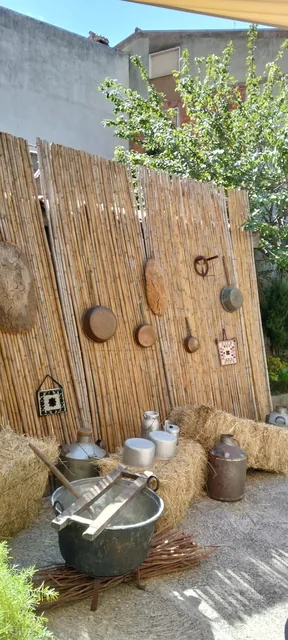 Gli spazi e gli oggetti della tradizione nelle corti di Sarule.